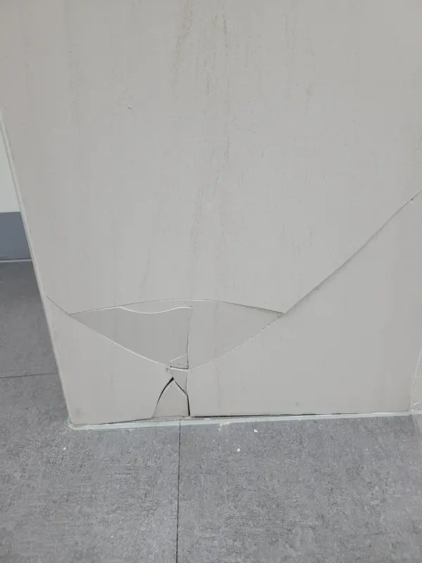 벽타일수리 복도 모서리 벽타일 시공 전 모습